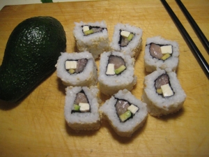 Роллы с селедкой и авокадо в домашних условия 