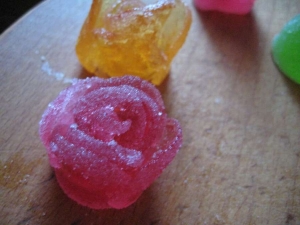 Розы из мармелада. Как украсить торт в домашних условиях 