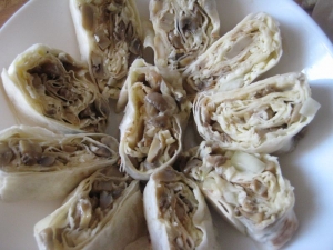 Рулет из лаваша с грибами и сыром 