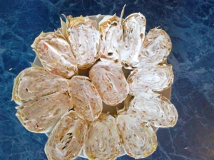 Рулет из лаваша с рыбными консервами и морковью 