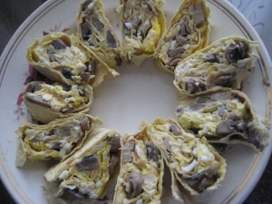 Рулет из лаваша с начинкой из грибов с сыром 