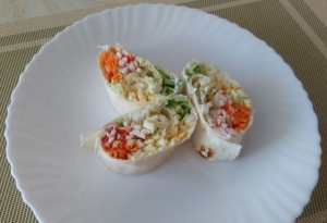 Рулет из лаваша с начинкой: крабовые палочки и корейская морковь 