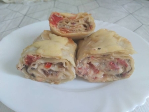 Рулет из лаваша с рыбными консервами, сыром и помидорами в духовке 