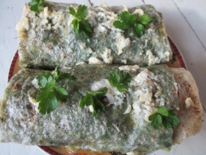 Рулет из лаваша с рыбой и шпинатом в духовке 