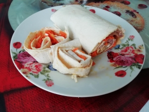 Рулет из лаваша с ветчиной сыром и корейской морковкой 