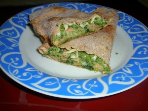 Рулет из лаваша со шпинатом и сыром 