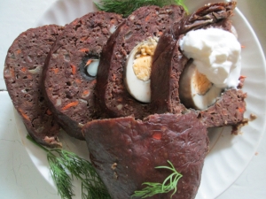 Рулет из печени с яйцом вареный в пакете 