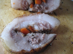 Рулет из сала в духовке с чесноком и морковью 