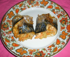 Рулет из скумбрии с морковью и луком в духовке 