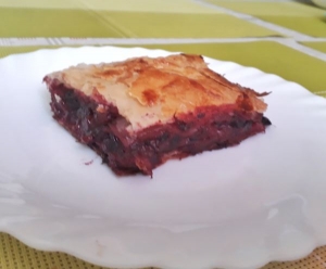 Штрудель из слоеного теста с яблоком и смородиной 