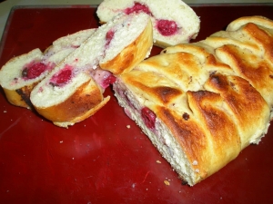Рулет с вишней из дрожжевого теста 