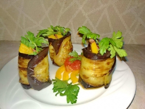 Рулетики из баклажан с помидорами и перцем 