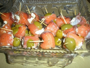 Рулетики из красной рыбы с творожным сыром 