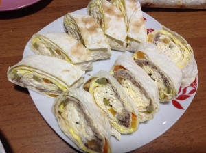 Рулетики из лаваша с сардиной и плавленым сыром 