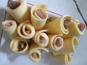 Рулетики из сельди с сыром: фуршетная закуска 