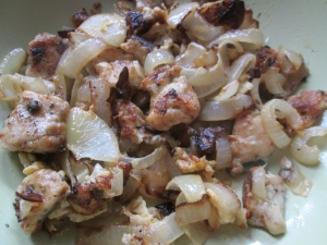 Рыба жаренная с луком и яйцом 