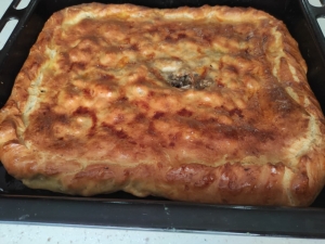 Рыбный пирог с картошкой на дрожжевом тесте 