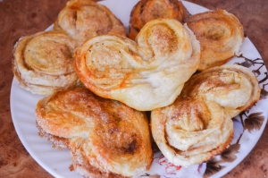 Сахарные плюшки с корицей из дрожжевого теста 