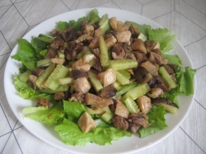 Салат с курицей, грибами и огурцами без майонеза 
