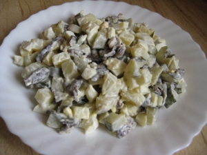 Салат "Гостиный двор" с грибами 