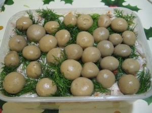 Салат "Грибная поляна" с курицей и солеными огурцами 