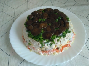 Салат "Грибная поляна" с опятами и курицей 