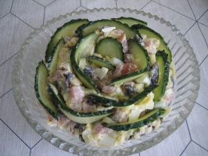 Салат "Изумрудный" с огурцом и ветчиной 
