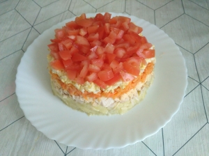 Салат "Красная шапочка" с помидорами и курицей 