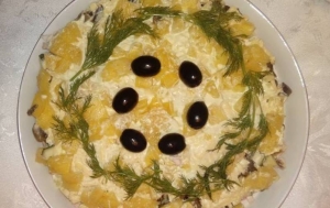 Салат "Мадемуазель" с копченой курицей и ананасами 