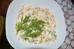 Салат "Обжорка" с курицей и солеными огурцами без майонеза 