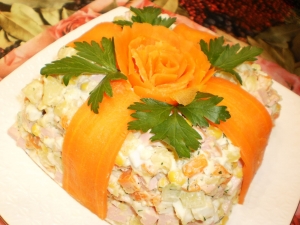 Салат "Подарок" с колбасой 