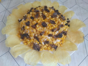 Салат "Подсолнух" с кукурузой, грибами и чипсами 