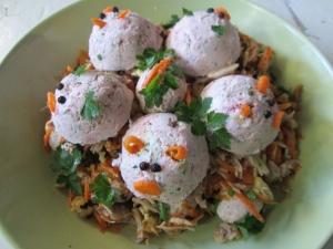 Салат «Поросята» с курицей и творожными шариками 