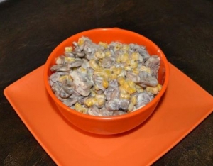 Салат "Прощай, Америка" с грибами и кукурузой 