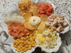 Салат "Ромашка" с чипсами кучками 