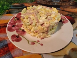 Салат "Соломка" с колбасой и кукурузой 