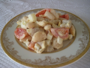 Салат с фасолью и маринованными грибами 