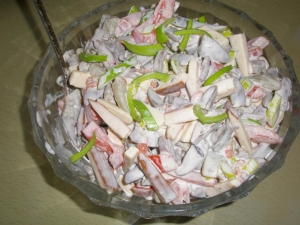 Салат из куриных сердечек с копченым сыром 