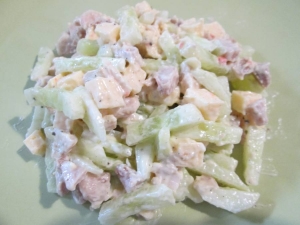 Салат из 3-х ингредиентов: курицы, сыра и огурца 