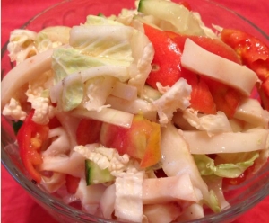 Салат из кальмаров с пекинской капустой, огурцами и помидорами без майонеза 