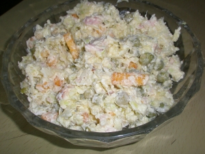 Салат из капусты и ветчины с сырным соусом 