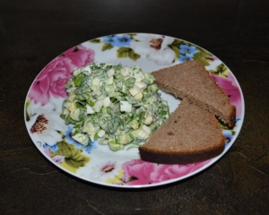 Салат из крапивы с яйцом 