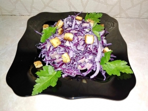Салат из красной капусты с ветчиной и сухариками 