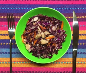 Салат из краснокочанной капусты с курицей 