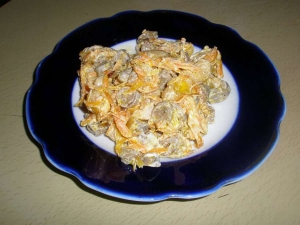 Салат из куриных сердечек с фасолью и морковью 