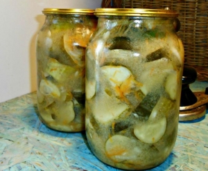 Салат из огурцов с горчицей, чесноком и луком на зиму 