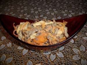 Салат из печени свиной с яичными блинчиками 