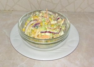 Салат из пекинской капусты, яиц и кукурузы без майонеза 