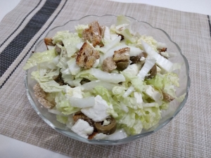 Салат из пекинской капусты с сыром Фета, оливками и сухариками 