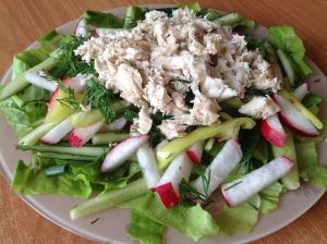 Салат из редиса с курицей и огурцом без майонеза 